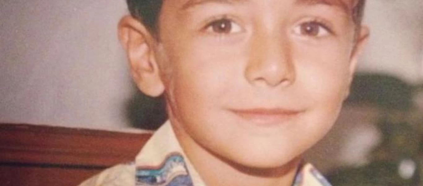 Ποιος γοητευτικός τραγουδιστής είναι το αγοράκι της φωτογραφίας; (φωτο)